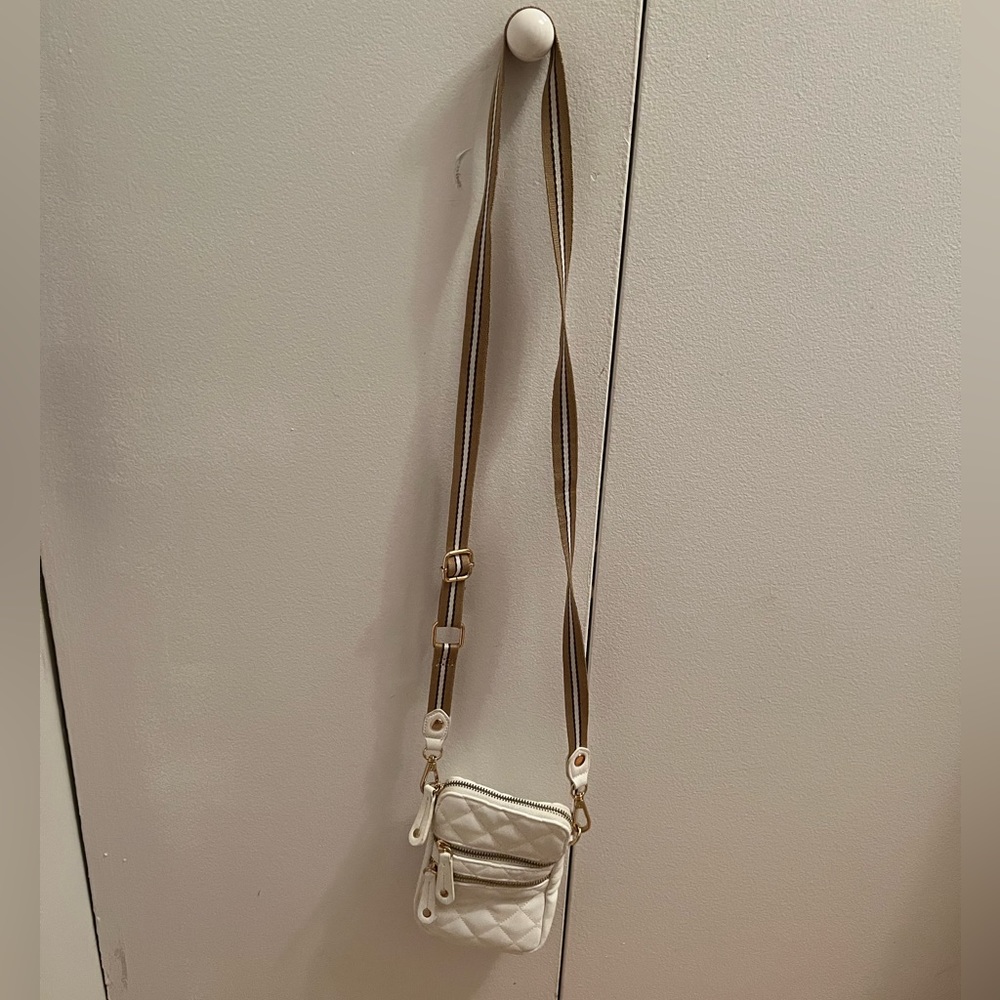 White Quilted pattern cellphone purse